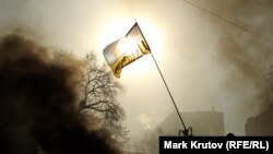 Украинский флаг на баррикадах на улице Грушевского