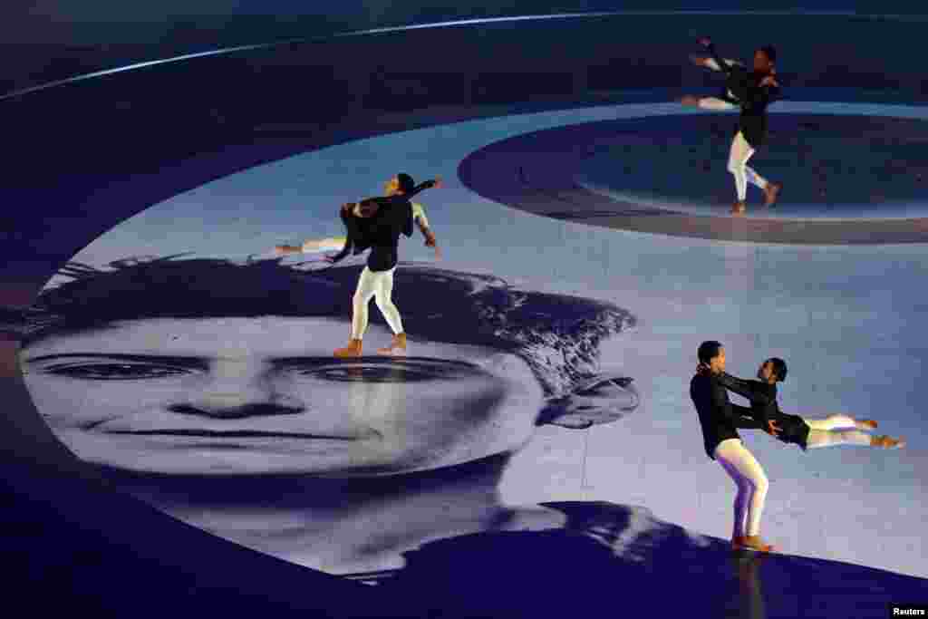 Упершыню ў гісторыі свайго ўдзелу ў Белых Алімпіядах беларускія атлеты не ўзялі ніводнага мэдаля. Агулам зь Беларусі на Алімпіядзе выступалі 7 спартовак, мужчынскага прадстаўніцтва не былою. Праўда, нават у выпадку заваяваньня ўзнагароды яна не пайшла бы ў залік беларускіх — атлеткі выступалі ў Міляне і Картыне д’Ампэцца пад нэўтральным сьцягам.