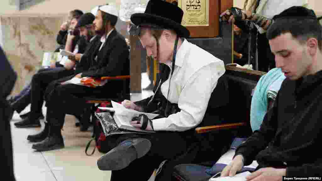 Prayers in synagogue &nbsp;