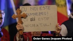 În timp ce la proteste a fost invocată religia și au participat chiar și preoți, mesajele Patriarhiei Române sunt „constant favorabile vaccinării, mesaje care atrag atenția asupra gravității reale a situației generale provocate de pandemie, asupra datoriei de a ne informa cu toții din surse medicale, asupra firescului consultării cu medicul", spune Purtătorul de cuvânt al Patriarhiei Române, Vasile Bănescu.