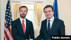 Vršilac dužnosti premijera Kosova, Albin Kurti, sa visokim zvaničnikom američkog State Departmenta, Brendanom Hanrahanom.