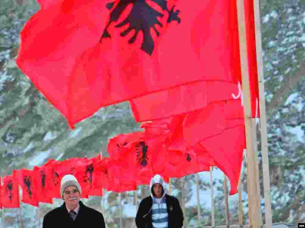 Në Kaçanik - Caption: epa01257197 An ethnic Albanian man walks next to Albanian flags in the town of Kacanik, Kosovo, 16 February 2008.