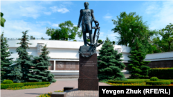 Памятник адмиралу Сенявину установлен вместо памятного знака в честь десятилетия ВМС Украины