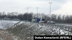 Policija je blokirala prilazni put koji vodi do Sportskog centra Kovilovo