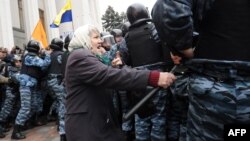 Акція протесту ліквідаторів чорнобильської катастрофи біля Верховної Ради, листопад 2011 року