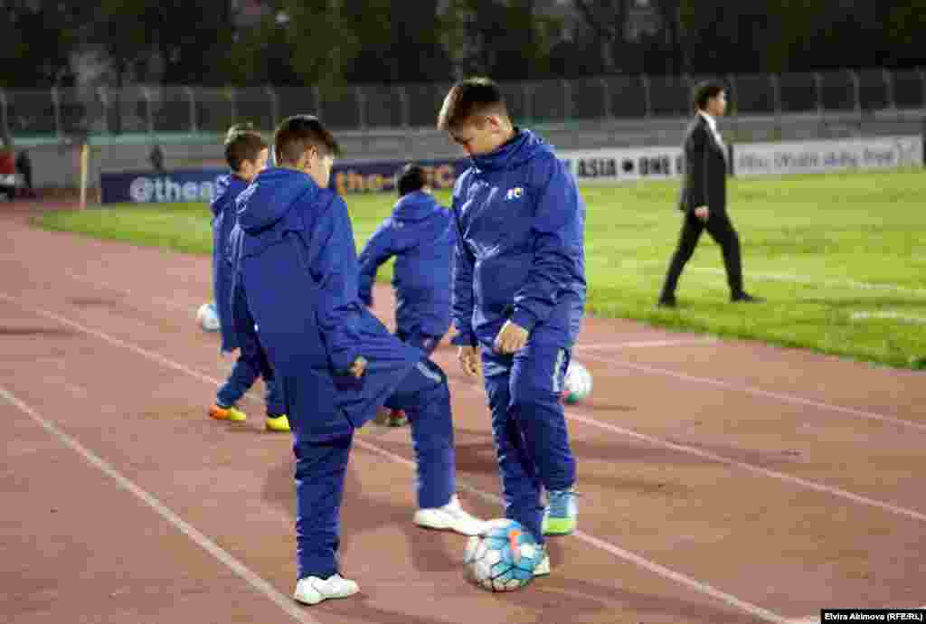 Ушул эле күнү тажик борбору Дүйшөмбү шаарында &quot;Истиклол&quot; менен &quot;Алайдын&quot; оюнчулары таймашып 3:1 эсебинде талаа ээлери жеңишке жетти.&nbsp;