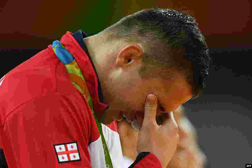 ვარლამ ლიპარტელიანს ერთი ნაბიჯი დააკლდა ოლიმპიური კვარცხლბეკის უმაღლეს საფეხურამდე. 90 კგ-მდე წონითი კატეგორიის ტურნირში გამარჯვებულთა დაჯილდოების ცერემონიაზე&nbsp;27 წლის ფალავანმა ცრემლები ვერ შეიკავა.