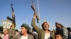 Luftëtarët Huthi me armët e tyre lart në një protestë, pas sulmeve të forcave amerikane dhe atyre britanike, në Sana të Jemenit. 12 janar 2024.