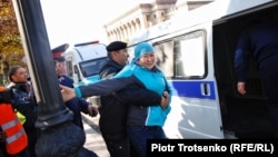Almaty. Asatana meýdançasyndaky tussag etmeler. 26-njy oktýabr, 2019. 