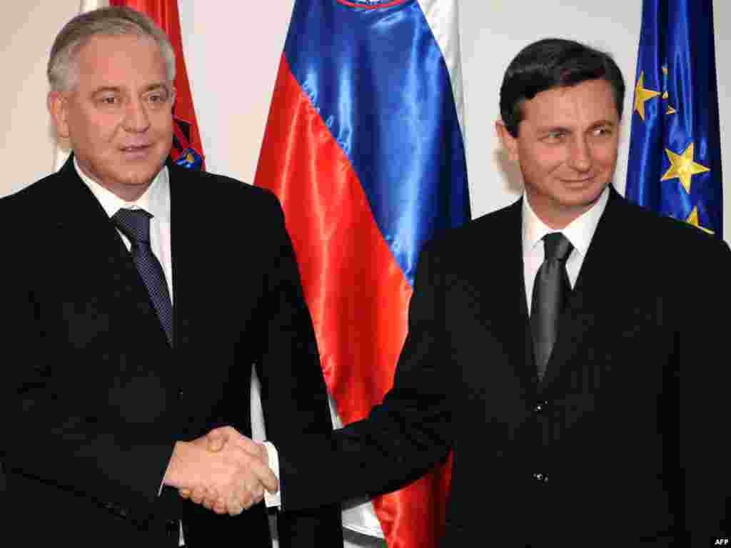 Slovenija - Hrvatska - Premijer Slovenije Borut Pahor i premijer Hrvatske Ivo Sanader sastali su se u Mokricama da razgovaraju o medjusobnim razlikama. Oba premijera su prije susreta izjavila da od sastanka ne očekuju ništa.