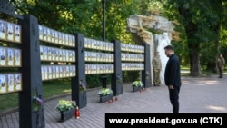 Повідомляється, що робочу поїздку він розпочав з ушанування пам’яті загиблих воїнів в Івано-Франківську 