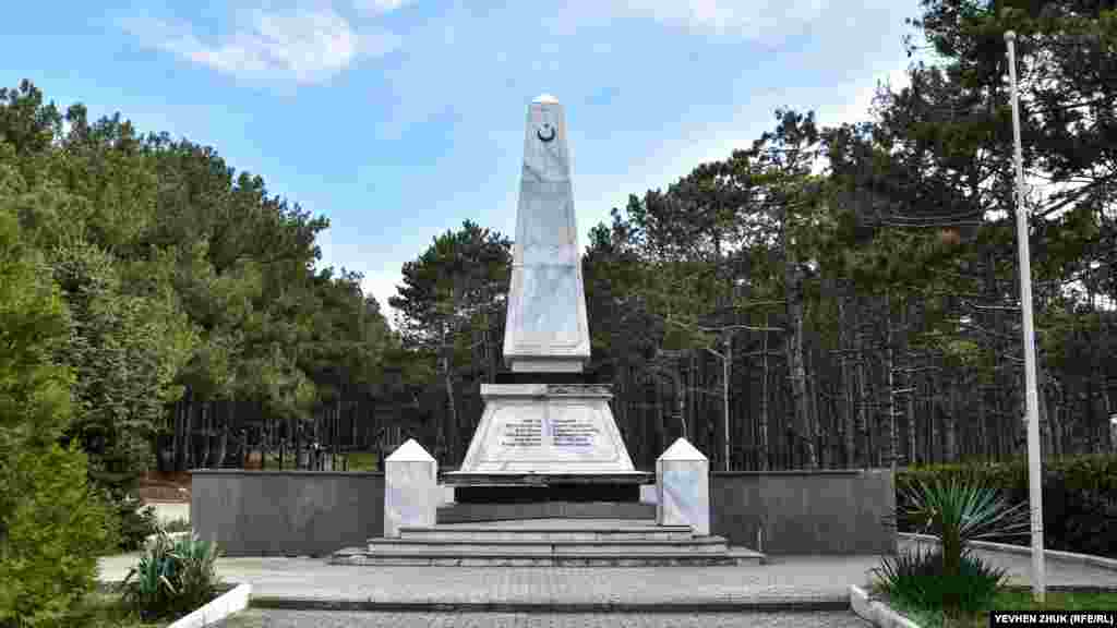 Меморіал турецьким воїнам, загиблим в роки Кримської війни, побудований у 2004 році в районі хутора Дергачі. Обеліск завершується національною символікою у вигляді півмісяця і п&#39;ятикутної зірки. Загальна висота пам&#39;ятника &ndash; 7,8 метра