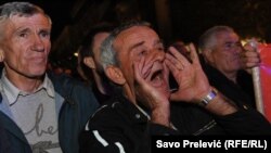 Sa sinoćnjeg protesta DF ispred Skupštine Crne Gore, 3. maja 2016.