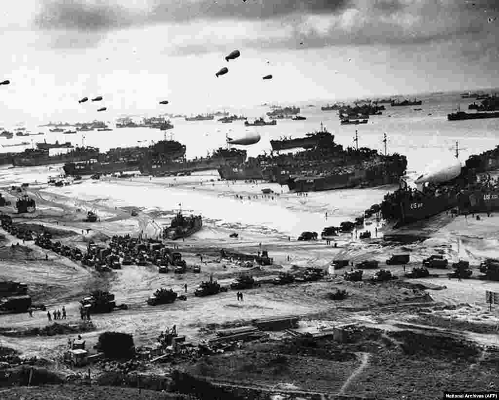 Фото з травня 1944 року, отримане з Національного архіву, показує розвантажувальну техніку LST на пляжі в Нормандії