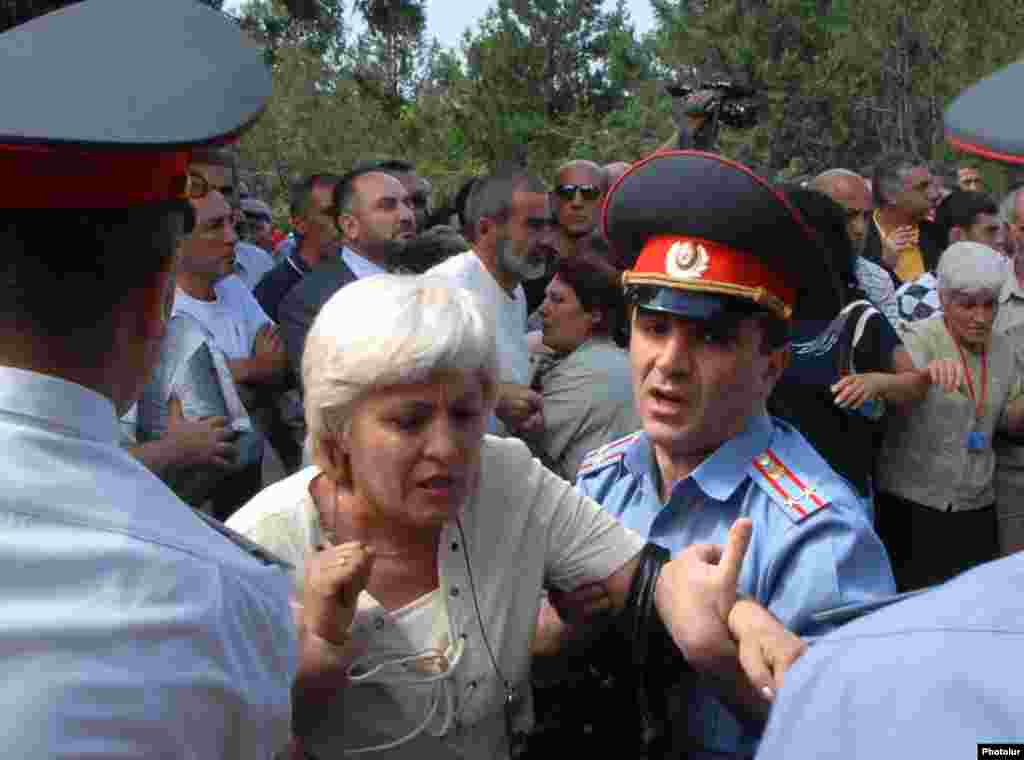 Armenija - Politički zatvorenici - Još jedan u nizu sukoba izmedju policije i protestanata u Armeniji. Ispred suda u Abovianu protestanti su tražili puštanje političkih zatvorenika. 