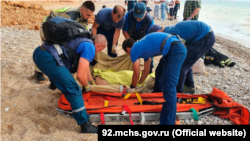 Сотрудники МЧС России оказывают помощь пострадавшим при сходе грунта в поселке Любимовка