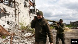 На архівному фото – українські військові на позиції на шахті «Бутівка», одній із тих, що зазнали найсильніших обстрілів у суботу