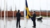 Флаг Швеции торжественно поднят перед штаб-квартирой НАТО