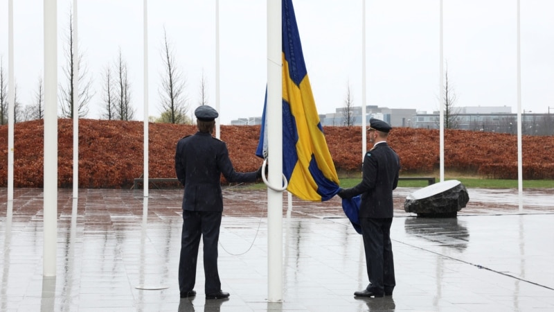 Флаг Швеции торжественно поднят перед штаб-квартирой НАТО