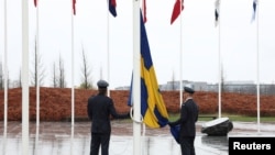 Ceremonia de ridicare a steagului suedez la sediul cartierului general al NATO, de la Bruxelles. 