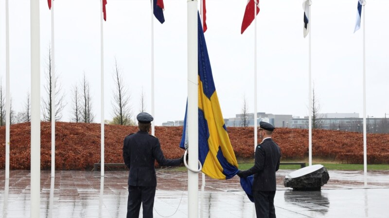 Шведското знаме кренато пред седиштето на НАТО