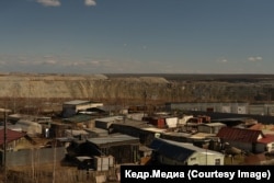 Жилые постройки у подножия карьера «Мир». Фото: Марина Сычева