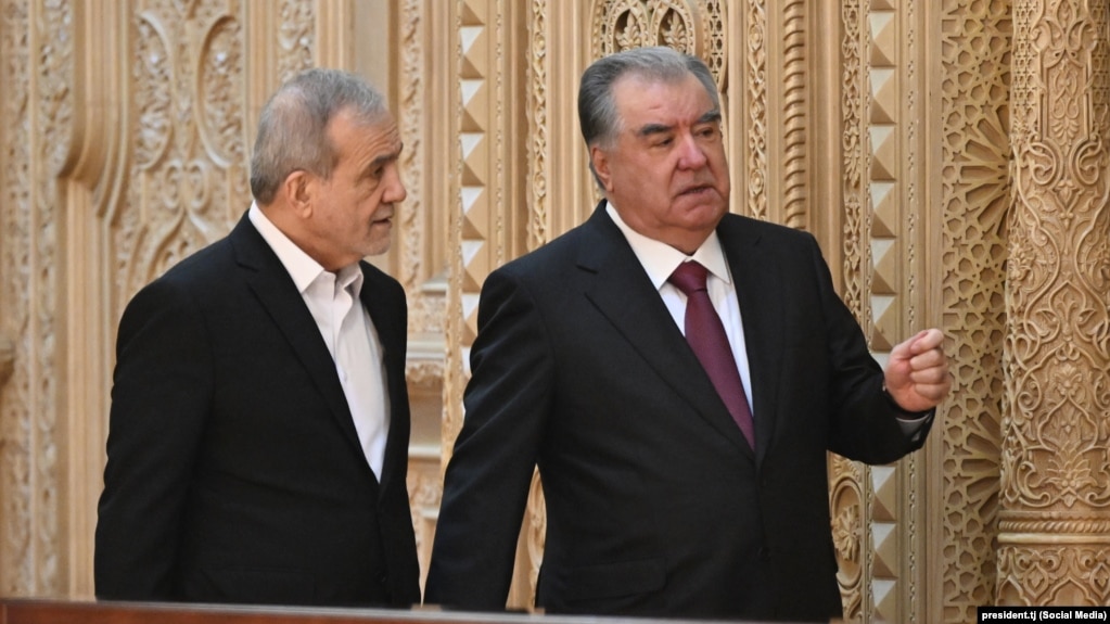 Аз як сӯ Эрон, аз сӯе Амрико. Чаро Душанбе таҳдидҳоро нодида мегирад?