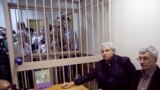 Олег Орлов (справа) со своим адвокатом Генри Резником в зале суда