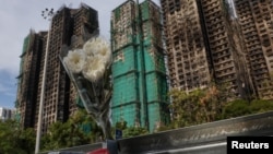 Buket cveća ispred izgorelog stambenog kompleksa Vang Fuk kort, Hongkong, 28. novembar 2025.