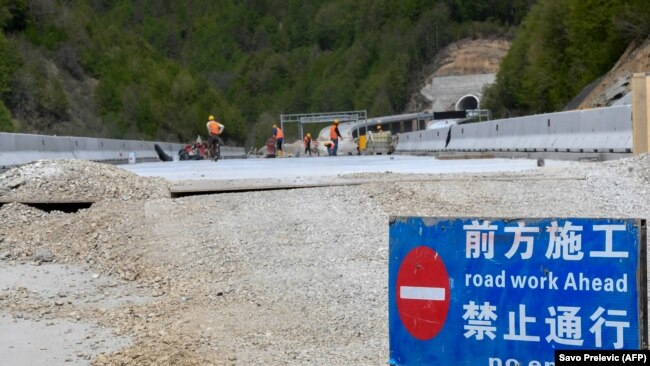 Работници по време на строежа на магистралата, свързваща град Бар в Черна гора със съседна Сърбия, 11 май 2021