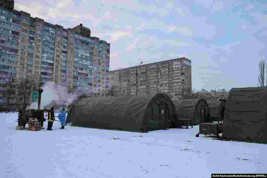 Наметове містечко для обігріву людей розгорнула ДСНС на Троєщині, Київ