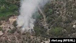 د کونړ په وټه پور ولسوالۍ کې د داعش او طالب په روانو جګړو کې د خلکو کورونه د سوځېدو په حال کې