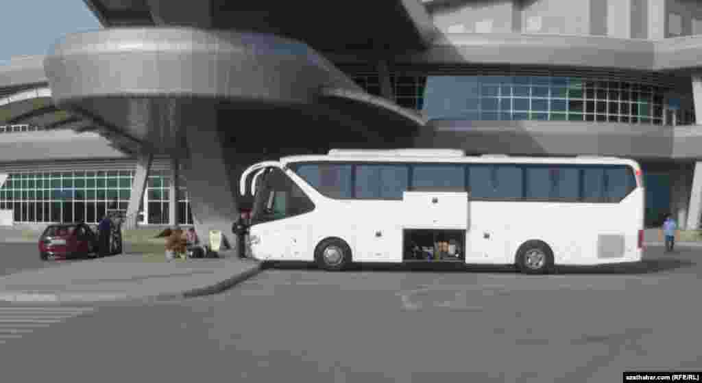 Çoganlyda ýolagçylar Daşogza gitmeli awtobusyň ugramagyna garaşýarlar.