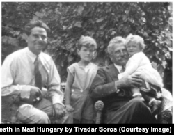 Тивадар Сорос, его сыновья и тесть, 1931 год. Фото из книги "Маскарад: Игра в прятки со смертью в нацистской Венгрии" Т. Сороса