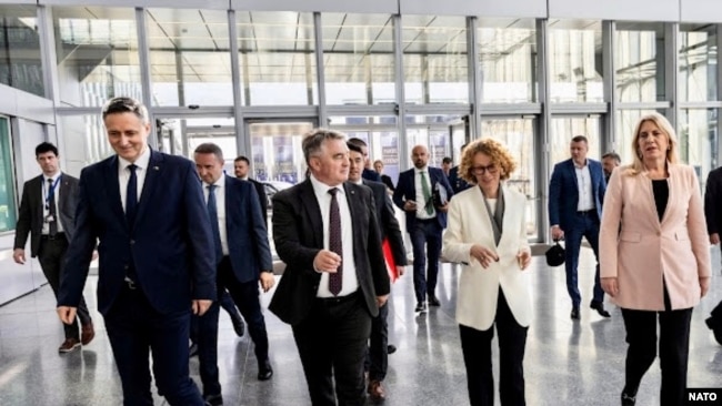 Zamjenica generalnog sekretara NATO- a Radmila Radmila Šekerinska s članovima Predsjedništva BiH Željkom Cvijnanović, Denisom Bećirovićem i Željkom Komšićem, Brisel, 15. april 2025.