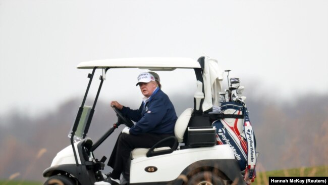 АҚШ президенті Дональд Трамп гольф көлігін айдап барады. Стерлинг. Вирджиния штаты, 22 қараша, 2020 жыл.