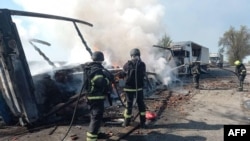 Vatrogasci gase požar na mestu udara drona u Dnjepropetrovskoj oblasti, 3. maj 2026.