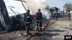 Рятувальники гасять пожежу, що виникла внаслідок російського удару по Дніпропетровщині, 3 травня 2026 року