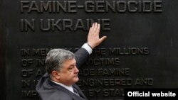 Президент України Петро Порошенко біля пам'ятника жертвам Голодомору у Вашингтоні, 19 червня 2017 року 