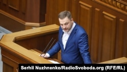 Вчора стало відомо, що з переліку речових доказів у морзі зник одяг загиблого, каже Денис Монастирський (на фото)