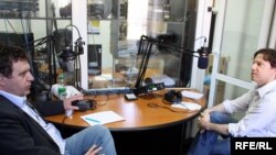Louis O'Neill și Alexandru Canțîr în studioul Europei Libere de la Chișinău
