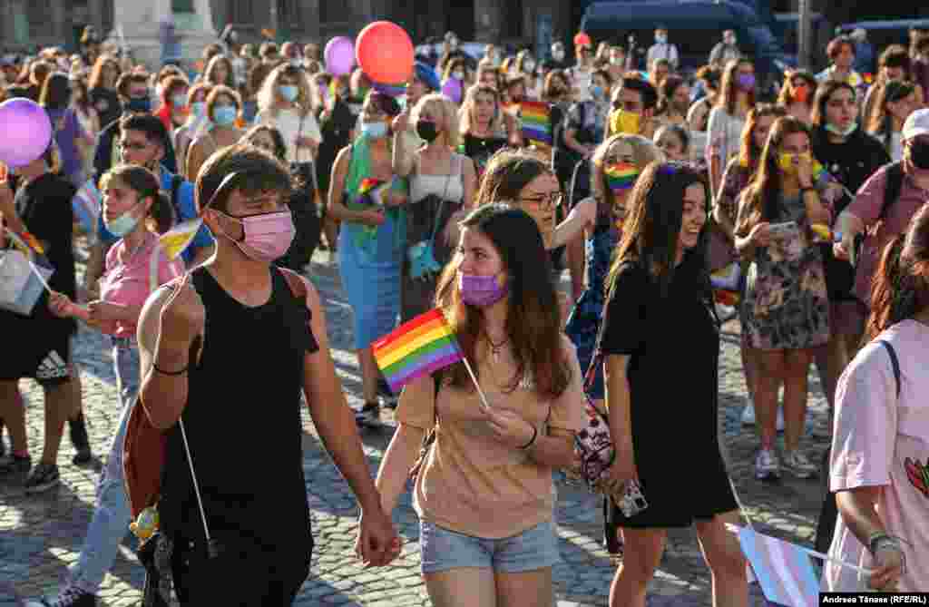 Tineri participă la Marșul Diversității, Bucharest Pride.