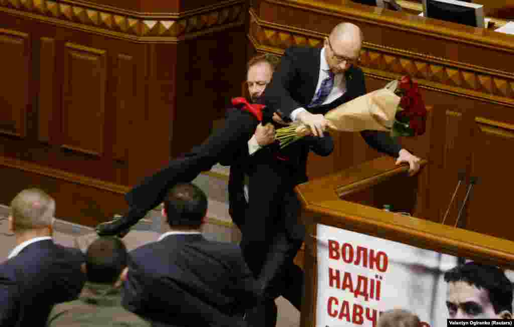 Things moved fast between Oleh Barna and Prime Minister Arseniy Yatsenyuk in December 2015. Barna handed Yatsenyuk a bunch of roses before picking him up by the groin. During the brawl that followed, the prime minister could be seen trying to find a safe place for the flowers.&nbsp;