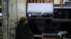 Чоловік дивиться теленовини в крамниці в Пешаварі після заяви МЗС Пакистану про повітряні удари проти Ірану