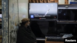 Чоловік дивиться теленовини в крамниці в Пешаварі після заяви МЗС Пакистану про повітряні удари проти Ірану