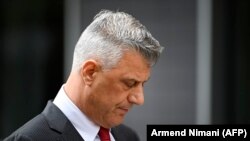 Hashim Thaci beszél egy pristinai sajtótájékoztatón, miután kiderült, hogy korábban elkövetett háborús bűnökkel vádolják. 2020. november 5.