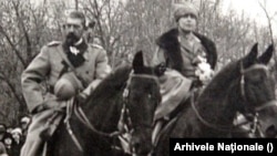 Regele Ferdinand și Regina Maria, întorcându-se victorioși la București, în dimineața zilei de 1 Decembrie 1918. Au sosit de la Iași - unde se refugiaseră în noiembrie 1916 împreună cu guvernul și autoritățile centrale, când 2/3 din teritoriu fusese ocupat de trupele germane. 