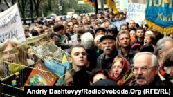 Акція протесту проти розгляду законопроекту «Про мови» біля будівлі комітетів Верховної Ради, Київ, 4 жовтня 2010 року