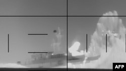 2026 წლის 4 მარტს აშშ-ის თავდაცვის დეპარტამენტის მიერ გავრცელებული ვიდეოდან ამოღებულ კადრი ასახავს, როგორც პენტაგონი აღწერს, ირანული სამხედრო ხომალდის დაბომბვას და ჩაძირვას.