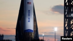 O rachetă reutilizabilă New Glenn, a companiei Blue Origin, este pregătită pentru lansare. Racheta va juca un rol esențial în lansarea sateliților de comunicații.